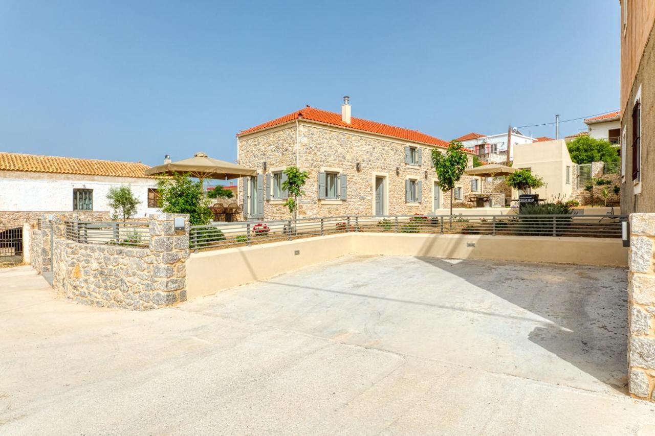 Ilida Villa *