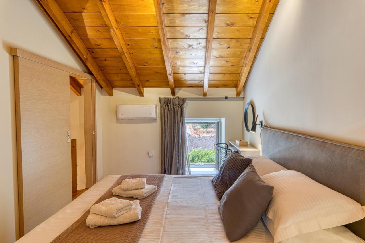 Ilida Villa *